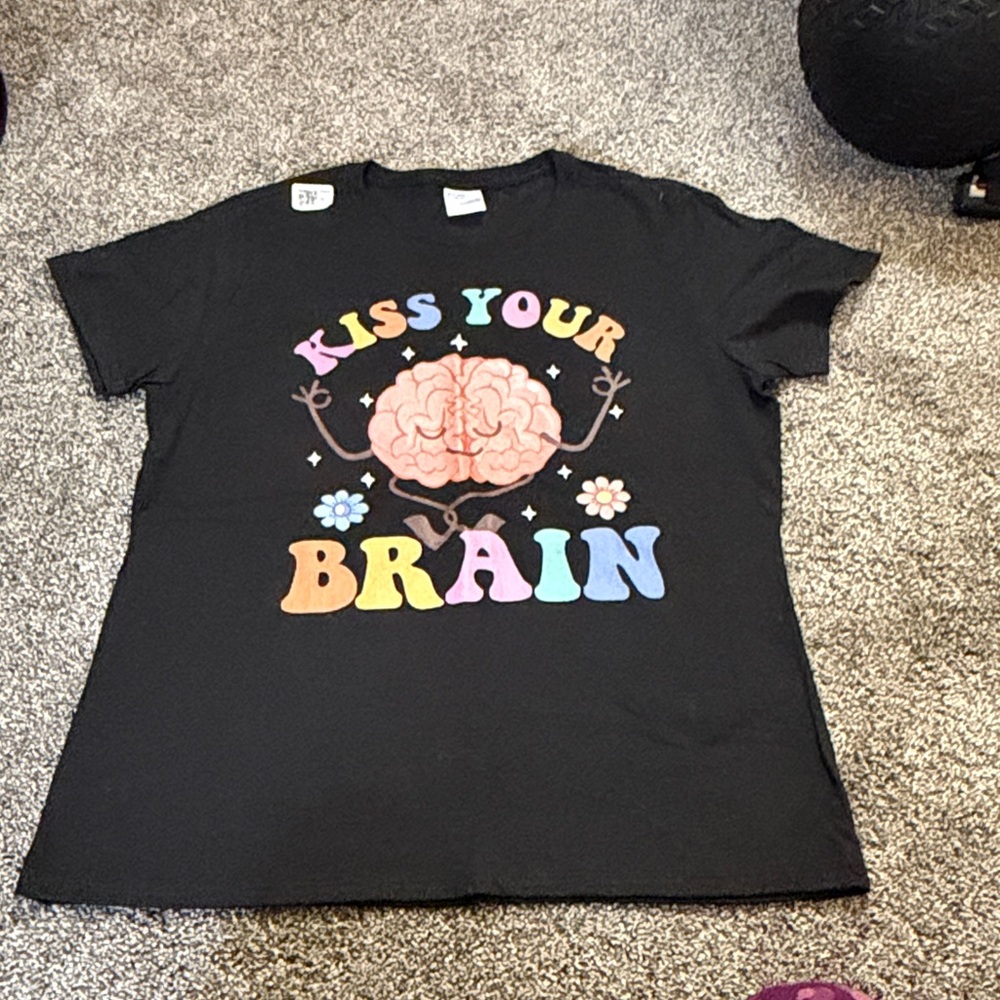 NEW Kiss your brain T-shirt